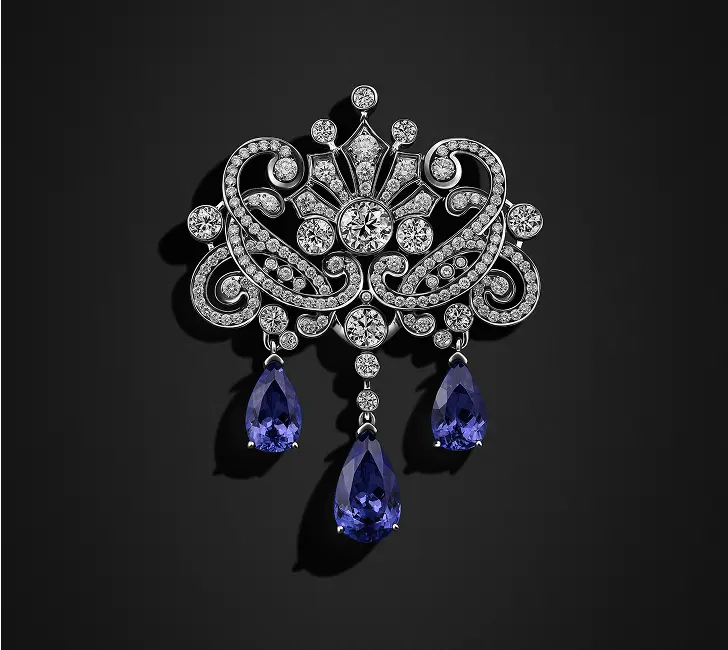 Брошь из коллекции “Драгоценное наследие”. Золото 585, бриллианты, белые сапфиры, танзаниты.