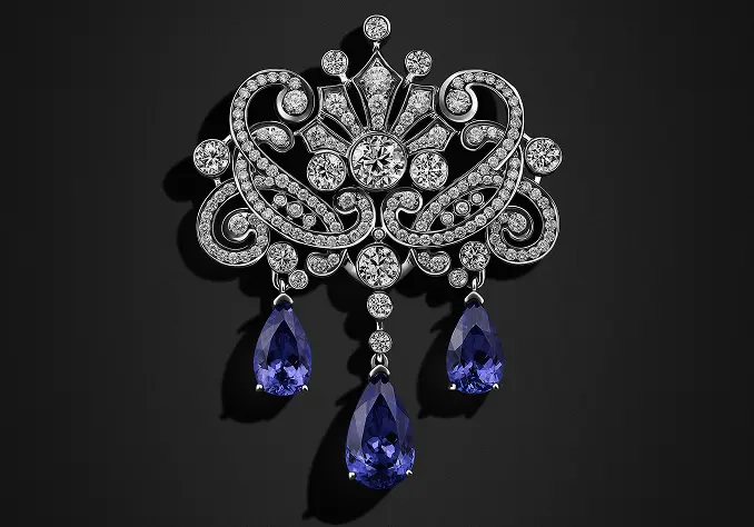 Брошь из коллекции “Драгоценное наследие”. Золото 585, бриллианты, белые сапфиры, танзаниты.