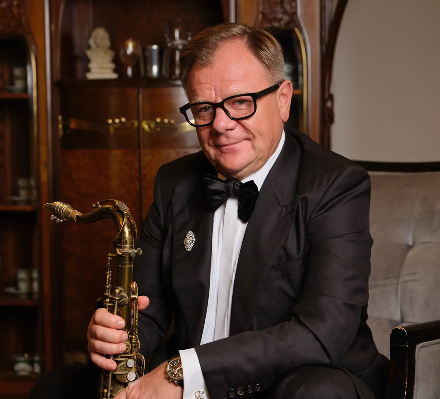 Игорь Бутман. Костюм маэстро украшен брошью-трансформером ювелирного дома MIUZ Diamonds