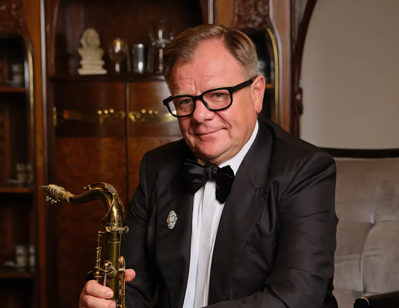 Игорь Бутман. Костюм маэстро украшен брошью-трансформером ювелирного дома MIUZ Diamonds