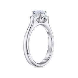 Кольцо с бриллиантом