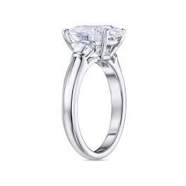 Кольцо с бриллиантом