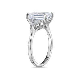 Кольцо с бриллиантом