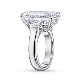 Кольцо с бриллиантом