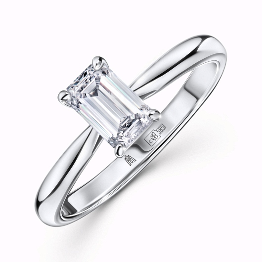 Кольцо с бриллиантом