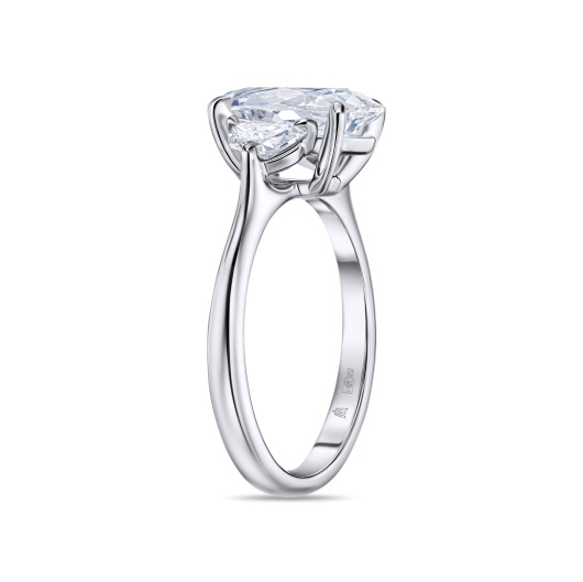 Кольцо с бриллиантом