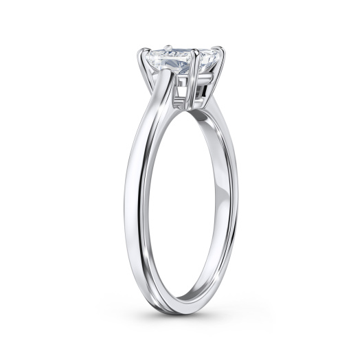 Кольцо с бриллиантом