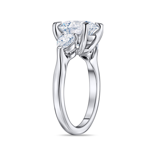 Кольцо с бриллиантом