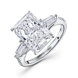 Кольцо с бриллиантом