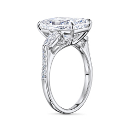 Кольцо с бриллиантом