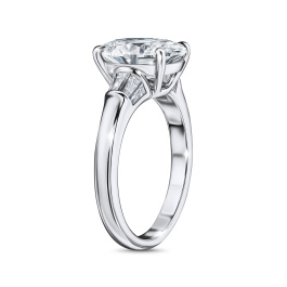 Кольцо с бриллиантом