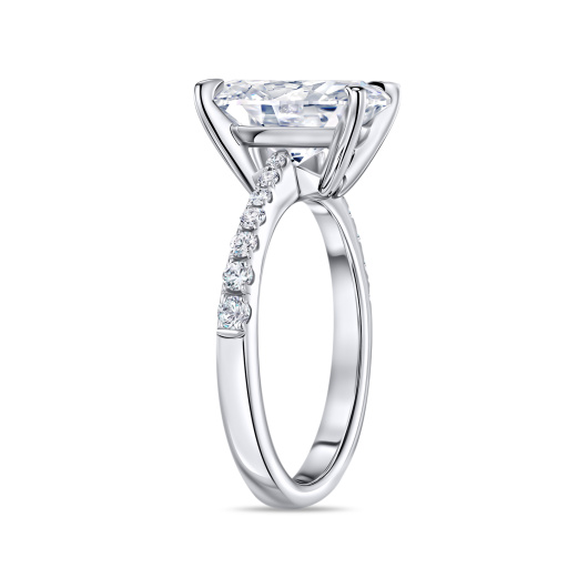 Кольцо с бриллиантом