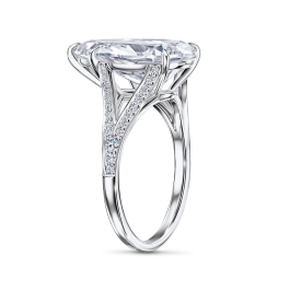 Кольцо с бриллиантом