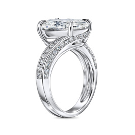 Кольцо с бриллиантом