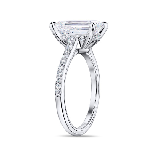 Кольцо с бриллиантом