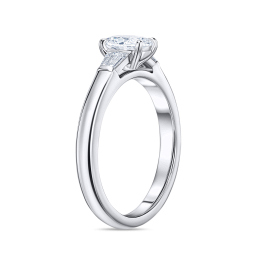 Кольцо с бриллиантом