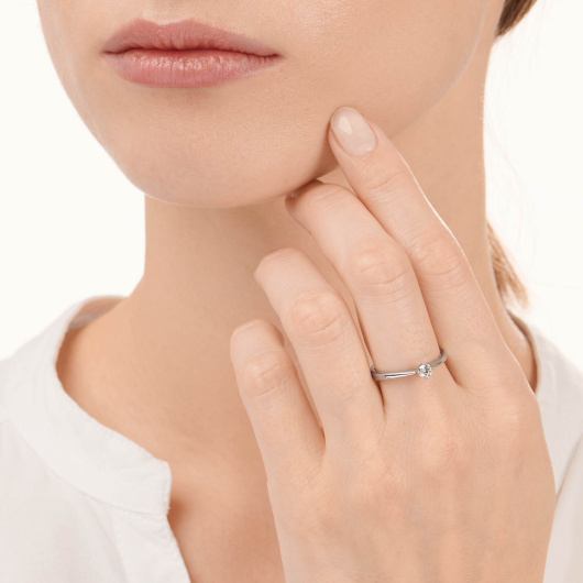 Кольцо с бриллиантом