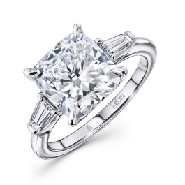 Кольцо с бриллиантом