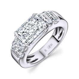 Кольцо с бриллиантом