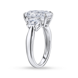 Кольцо с бриллиантом