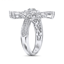 Кольцо с бриллиантом