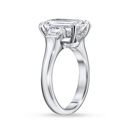 Кольцо с бриллиантом