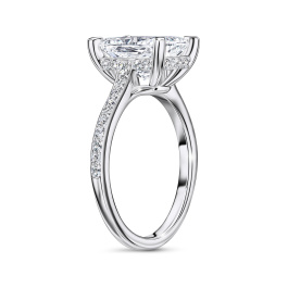 Кольцо с бриллиантом