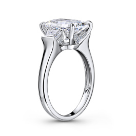 Кольцо с бриллиантом