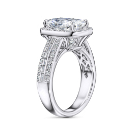 Кольцо с бриллиантом