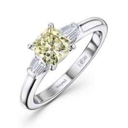 Кольцо с бриллиантом