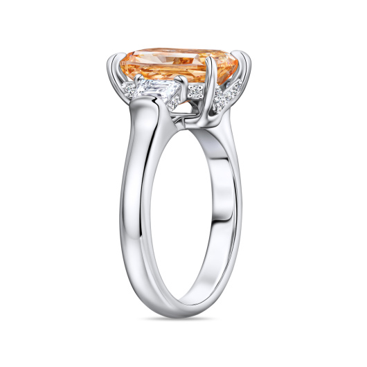 Кольцо с бриллиантом