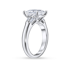 Кольцо с бриллиантом