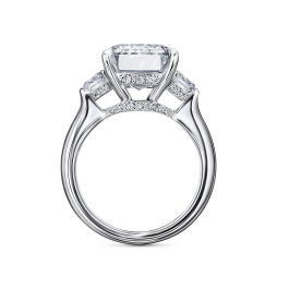 Кольцо с бриллиантом