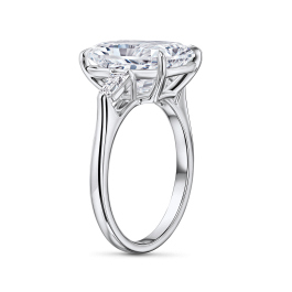 Кольцо с бриллиантом