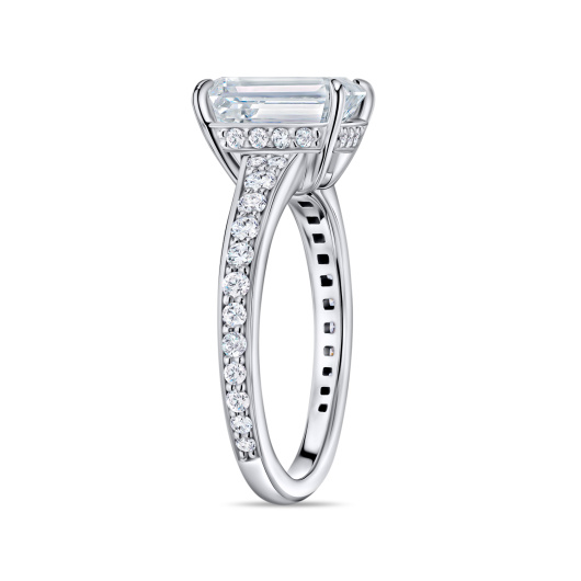 Кольцо с бриллиантом