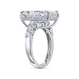 Кольцо с бриллиантом